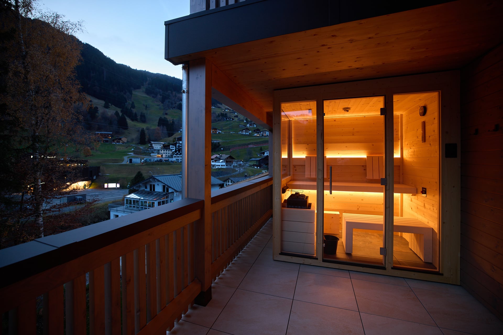 die Monika Aparthotel — Außenansicht bei Nacht